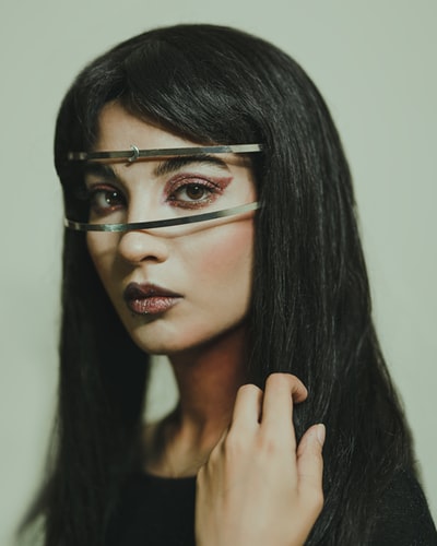 戴着黑框眼镜的女人
